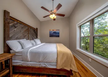 Pilot Cove Forest Lodging hotel thumbnail 5