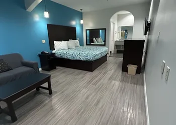 Regency Inn and Suites hotel thumbnail 2