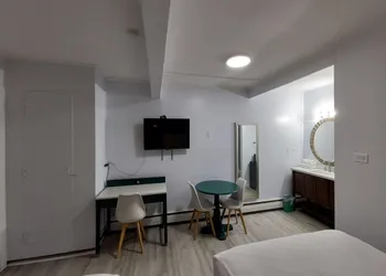 Village Motel By OYO Clinton hotel thumbnail 3