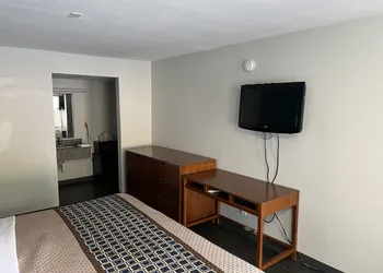 Rodeway Inn Commerce hotel thumbnail 8