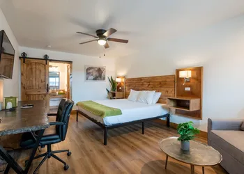Springs Lodge & Cafe hotel thumbnail 2