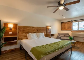 Springs Lodge & Cafe hotel thumbnail 7