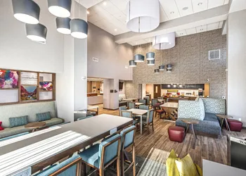 Hampton Inn & Suites Bakersfield Central hotel thumbnail 2