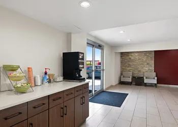 Quality Suites Wildwood - The Villages hotel thumbnail 4