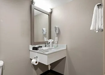 Quality Suites Wildwood - The Villages hotel thumbnail 5
