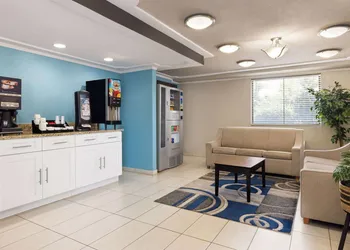 Days Inn & Suites by Wyndham Indianapolis Airport East hotel thumbnail 2