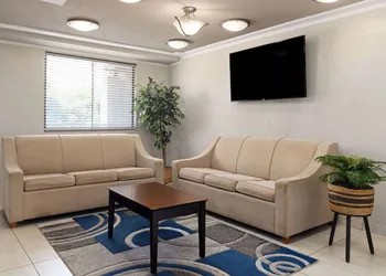 Days Inn & Suites by Wyndham Indianapolis Airport East hotel thumbnail 4