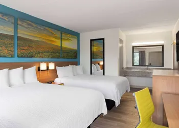 Days Inn & Suites by Wyndham Indianapolis Airport East hotel thumbnail 5