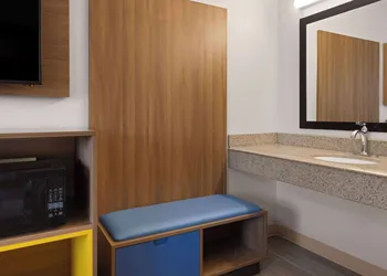 Days Inn & Suites by Wyndham Indianapolis Airport East hotel thumbnail 6