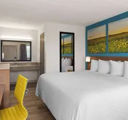 Days Inn & Suites by Wyndham Indianapolis Airport East hotel detail image 7