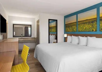 Days Inn & Suites by Wyndham Indianapolis Airport East hotel thumbnail 7