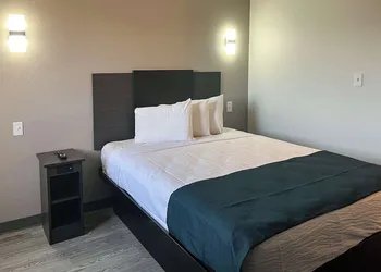 Studio 6 Suites Delano, CA hotel thumbnail 8