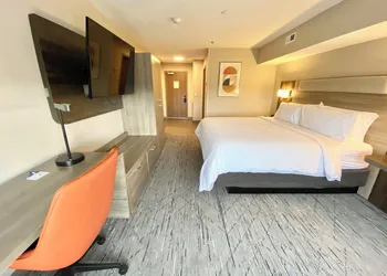 Holiday Inn Express & Suites Elyria by IHG hotel thumbnail 8
