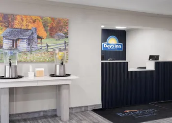 Days Inn By Wyndham Davenport hotel thumbnail 2