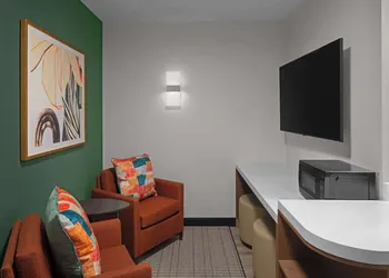 Embassy Suites By Hilton Madison Downtown hotel thumbnail 5
