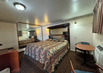 Royal Motel hotel thumbnail 2