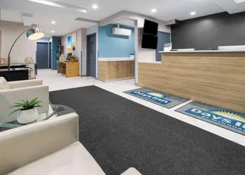 Days Inn By Wyndham Staten Island hotel thumbnail 2
