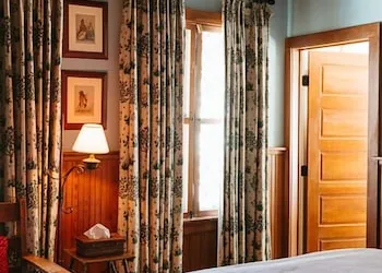 Deer Mountain Inn hotel thumbnail 8