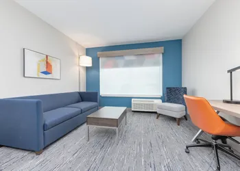 Holiday Inn Express & Suites Austin Airport East by IHG hotel thumbnail 5