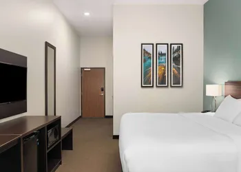 La Quinta Inn & Suites by Wyndham Wenatchee hotel thumbnail 5