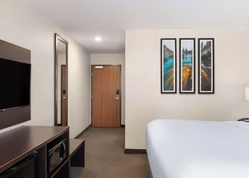 La Quinta Inn & Suites by Wyndham Wenatchee hotel thumbnail 7