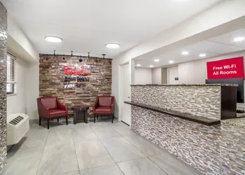 HomeTowne Studios by Red Roof Greenville hotel thumbnail 5