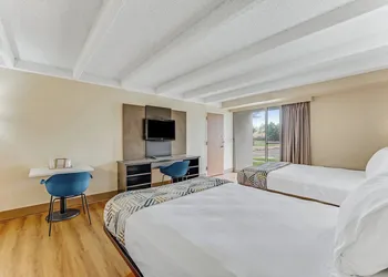 Red Carpet Inn & Suites hotel thumbnail 5