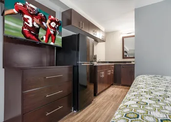HomeTowne Studios by Red Roof Montgomery - Midtown hotel thumbnail 7