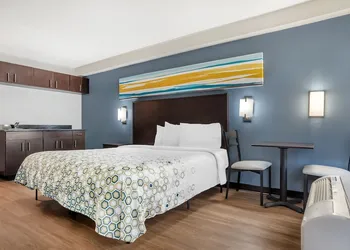 HomeTowne Studios by Red Roof Montgomery - Midtown hotel thumbnail 8