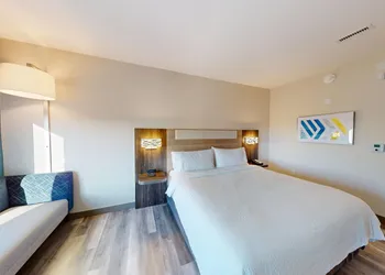 Holiday Inn Express & Suites Chicago Schaumburg by IHG hotel thumbnail 4