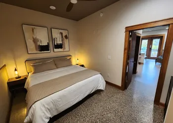The Lodge Luxury Suites hotel thumbnail 4