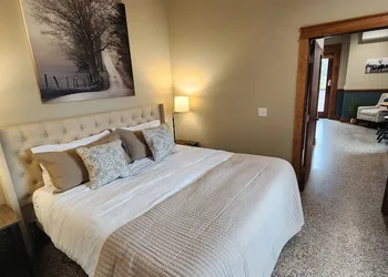 The Lodge Luxury Suites hotel thumbnail 5