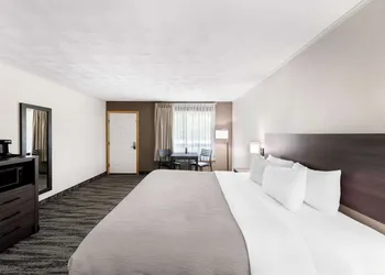 Quality Inn & Suites Munising hotel thumbnail 6