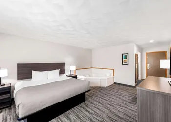 Quality Inn & Suites Munising hotel thumbnail 8