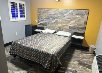 Bob's Motel hotel thumbnail 2