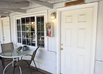 Bluebird Cottage Inn hotel thumbnail 7
