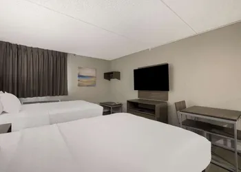 Suburban Studios Milwaukee Airport hotel thumbnail 7