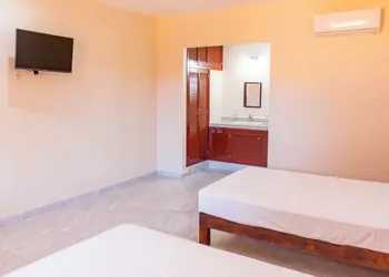OYO Hotel La Playa hotel thumbnail 6