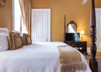 DuPont Mansion Bed & Breakfast hotel thumbnail 2