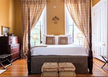DuPont Mansion Bed & Breakfast hotel thumbnail 3