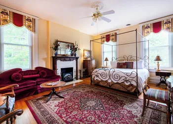 DuPont Mansion Bed & Breakfast hotel thumbnail 6