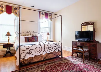 DuPont Mansion Bed & Breakfast hotel thumbnail 7