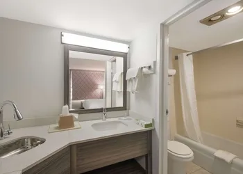 Suburban Studios Cleveland Central hotel thumbnail 8