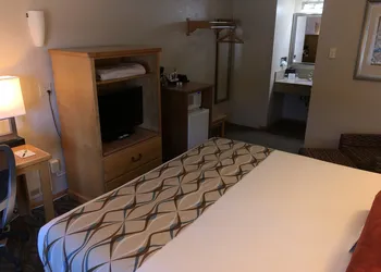 Super 8 by Wyndham Florence OR hotel thumbnail 6