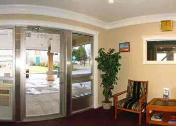 Travelodge by Wyndham Merritt hotel thumbnail 2