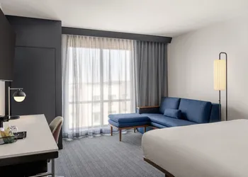 Courtyard by Marriott Milwaukee Brookfield at Poplar Creek hotel thumbnail 2