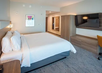 Holiday Inn Express & Suites Pensacola Airport North – I-10 by IHG hotel thumbnail 6