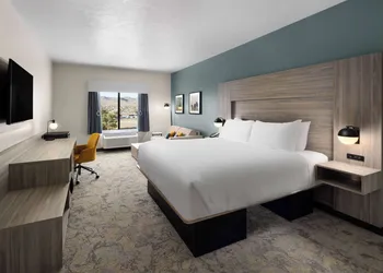 Wingate by Wyndham Kingman hotel thumbnail 8