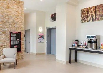 Red Roof Inn PLUS+ Jamaica, NY – JFK Airport hotel thumbnail 4