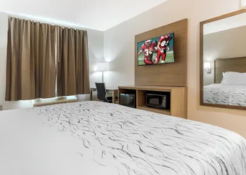 Red Roof Inn PLUS+ Jamaica, NY – JFK Airport hotel thumbnail 8